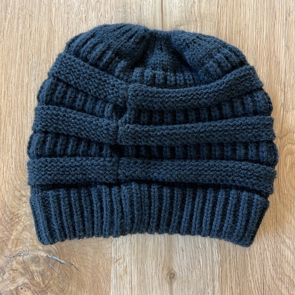 Winter Hat with Ponytail Opening - Picture 2 of 3